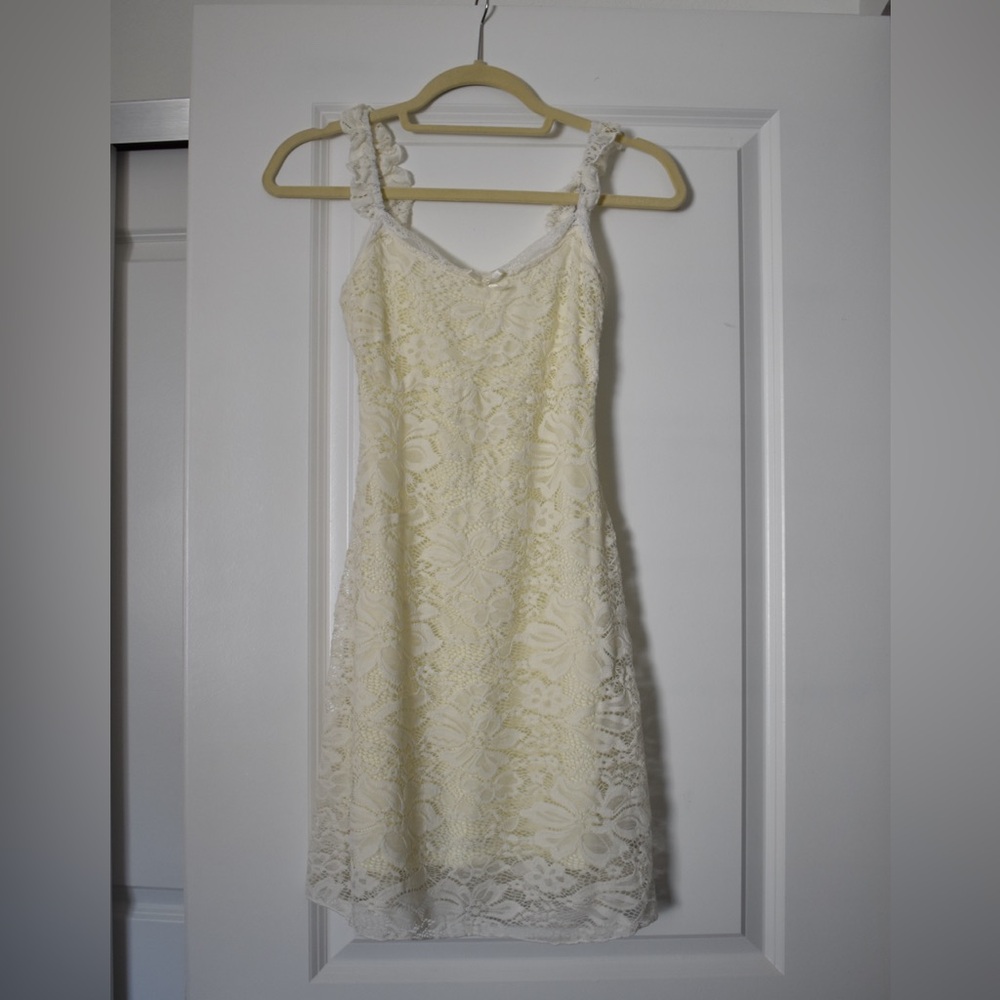 Y2K Romantic vintage 90s-inspired cream mini dress w/ floral lace overlay size M